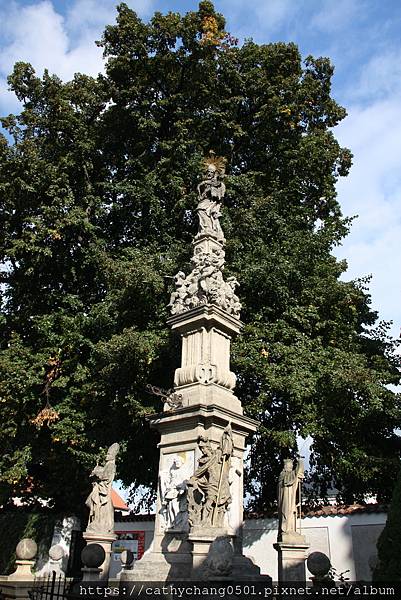 與亡者共舞：捷克 Kutná Hora 人骨教堂的黑色美學