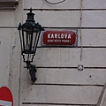 沿著查理街(karlova )就可以抵達查理大橋(Karlův most)