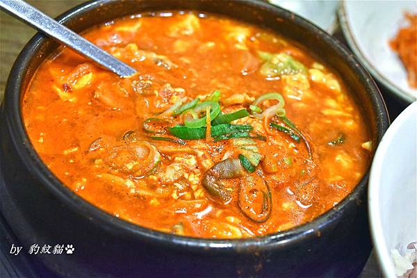 小夏鹽田소하염전 韓國益善洞排隊美食，海鹽麵包香軟迷人，錯過