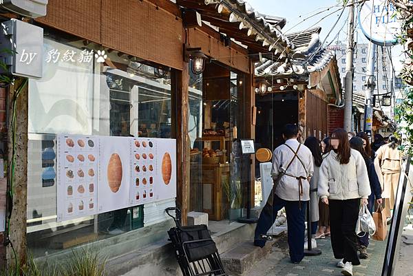 小夏鹽田소하염전 韓國益善洞排隊美食，海鹽麵包香軟迷人，錯過