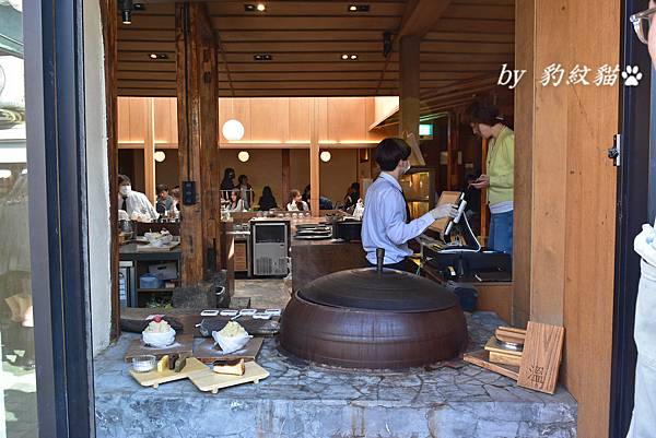 小夏鹽田소하염전 韓國益善洞排隊美食，海鹽麵包香軟迷人，錯過