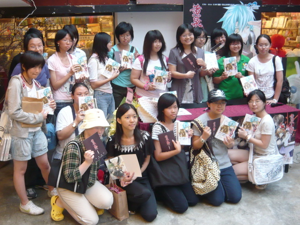 8/13金石堂簽名會，合照