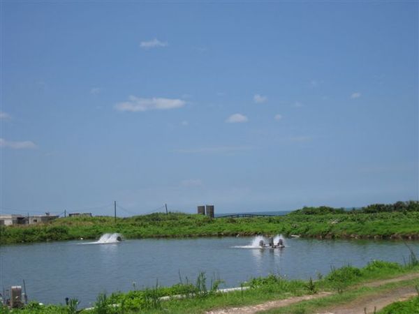 不知名漁塭，靠海邊似有步道