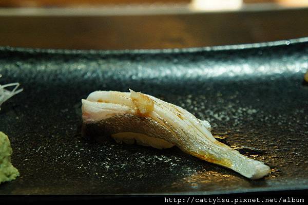 DSC07387 大正浪漫-縞笙魚 燒霜過油脂綿密 口感複雜好吃_resize.JPG