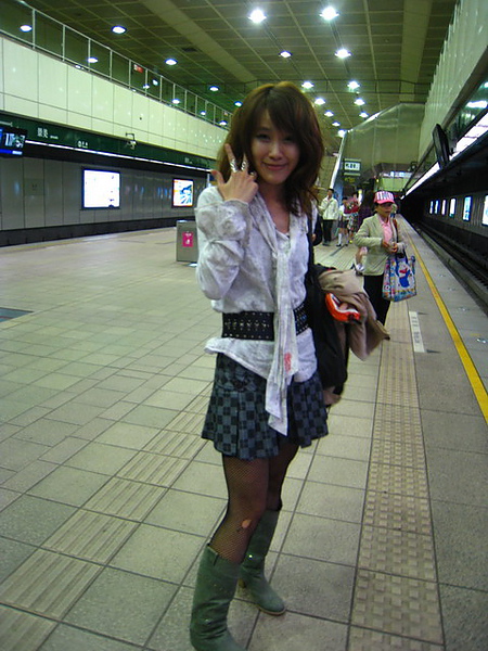 IMG_1314 趕場往jailhouse前等候捷運中_resize.JPG IMG_1314 趕場往jailhouse前等候捷運中_resize.JPG