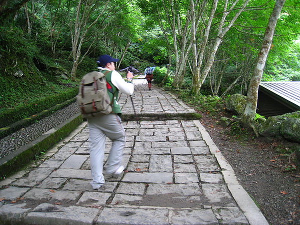 IMG_0190 滿月圓裡的石頭步道,下雨會變很滑不好走_resize.JPG