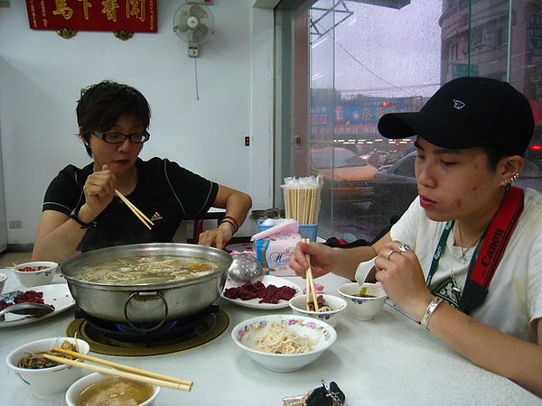 IMG_0245 又餓又冷,大家忙著吃沒人想理相機_resize.JPG