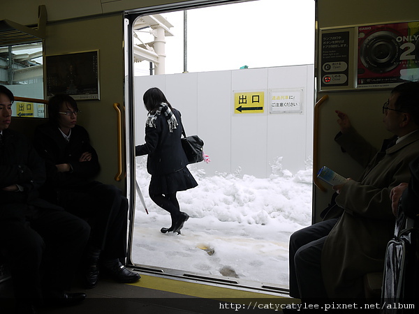 雪好厚! 大雪中上學的學生辛苦了!