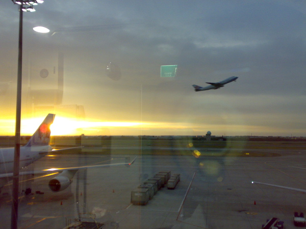 漂亮夕陽下，起飛中airplane