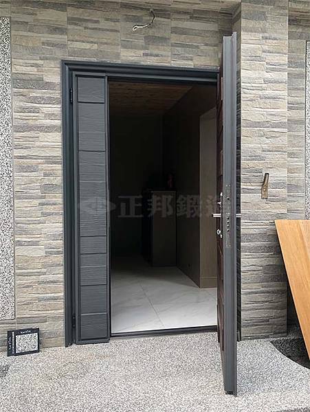 S__22962197.jpg 【居家 大門設計】居家大門雙面雙材質設計