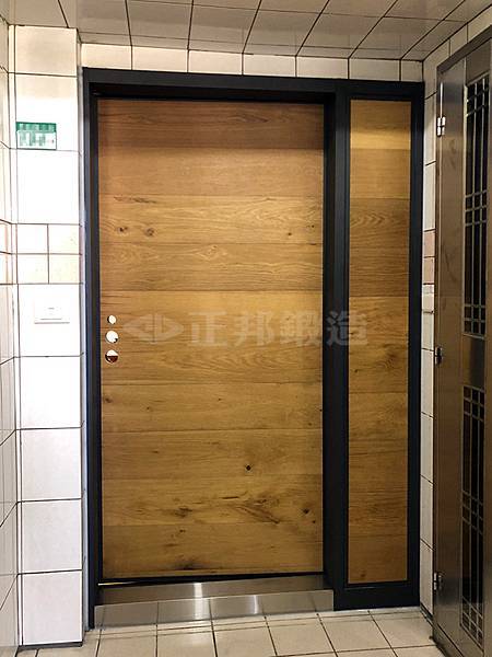 12654061137484.jpg 【居家 大門設計】居家大門雙面雙材質設計