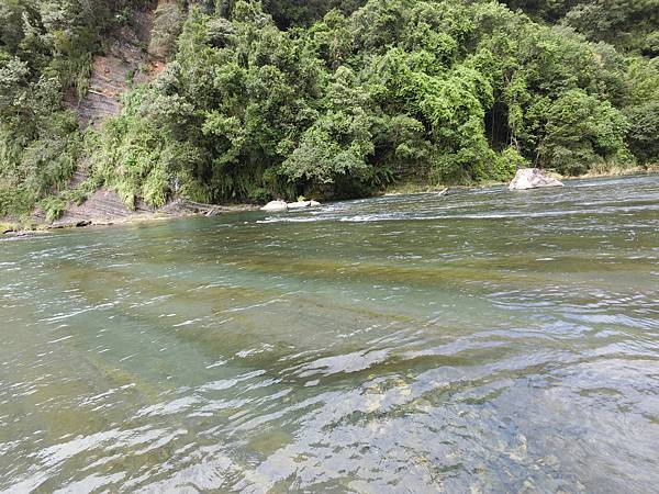 [溯溪]第一百六十六溯 明亮剔透陽光下石曹間的湛藍水色 逮魚