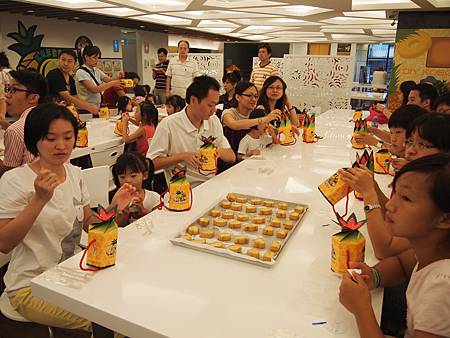 鳳梨酥烤好了，熱騰騰喔