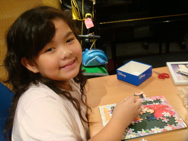 My sis doing puzzle for my mum