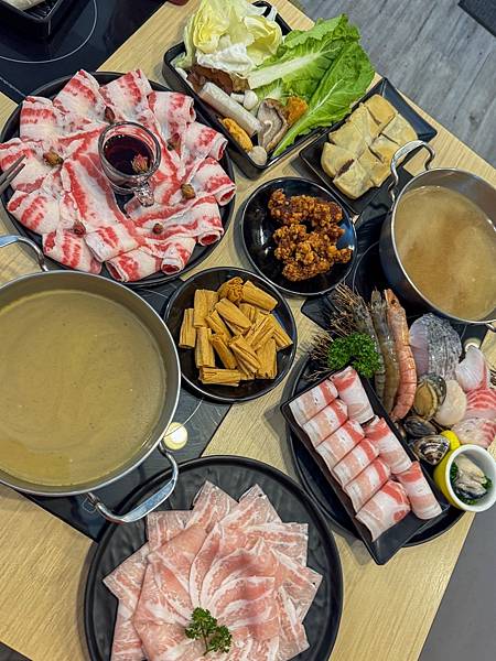 在蘆洲竟然有超多種的湯底選擇火鍋 ~ 自助吧無限享用