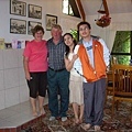 民宿主人合影留念囉