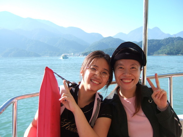 我和阿美的姐姊第二次在船上合照