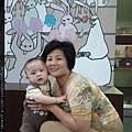 阿媽帶我來動物園給動物看喔