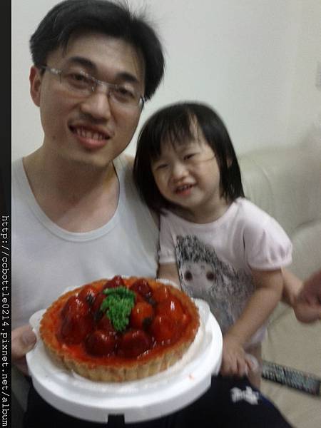 爸爸的生日蛋糕上有好多我最愛的草莓ㄛ