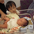 姊姊看我換尿布