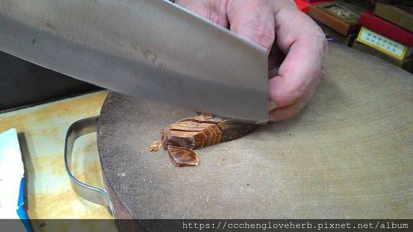 下刀由刀緣前1%2F5處，以45度角下刀，刀往斜前方滑下，大約過了刀緣3%2F4處，就可切斷，最好一刀切斷，若來回鋸人參的話，切面會很醜。