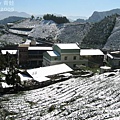 被雪覆蓋的村落