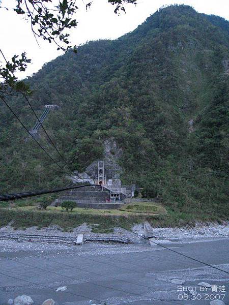 銅門發電廠前的吊橋