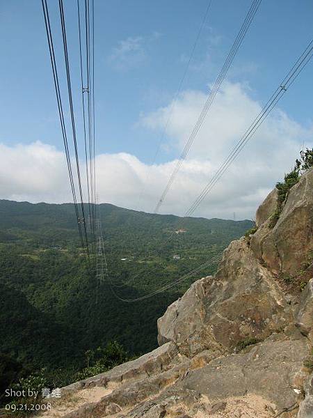 電塔與山