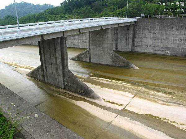 鯉魚潭)溢洪道