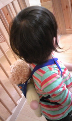 妹妹背著洋娃娃