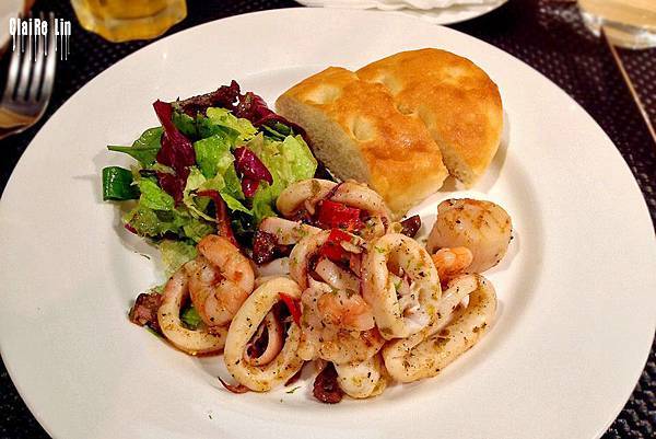 大嗑-碳烤綜合海鮮沙拉佐佛卡夏麵包