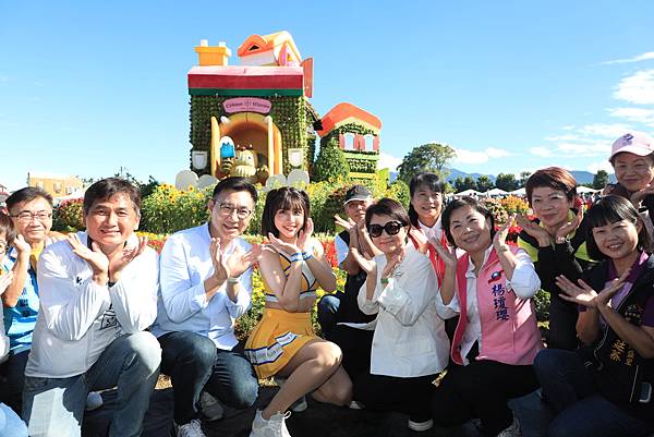 眾人在主花毯-希望莊園-前合影.jpg 眾人在主花毯-希望莊園-前合影.jpg