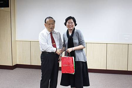 創辦人李正合(左)，代表崑山科大致贈禮品予廣西外 國語學院經濟與貿易學院院長張文美(右)。