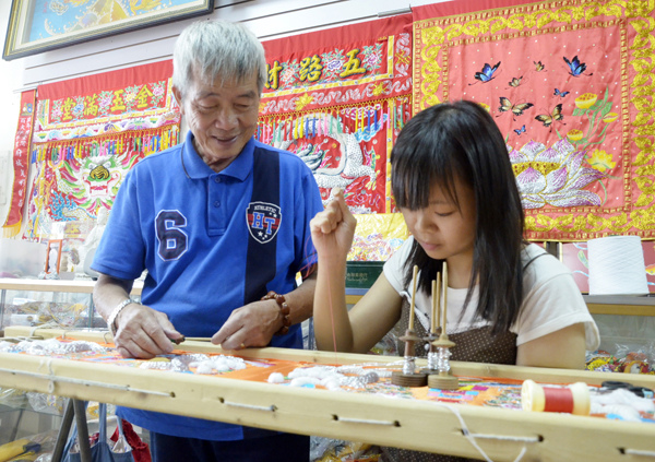 中華-顏麗珊遠從基隆南下臺南跟著林玉泉學刺繡。+