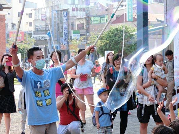 臺南文化創意產業園區街頭藝人許日榮現場表演泡泡奇蹟給小朋友們看7+