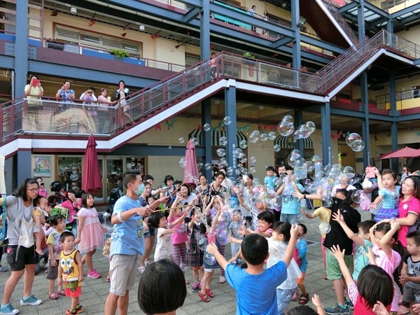 臺南文化創意產業園區街頭藝人許日榮現場表演泡泡奇蹟給小朋友們看9+