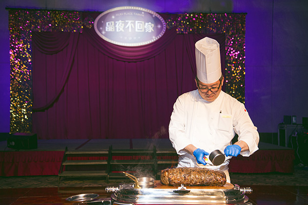 現場由ROBIN%5CS牛排館副主廚張仕杰展示「美式頂級爐烤牛排」+1.jpg 現場由ROBIN%5CS牛排館副主廚張仕杰展示「美式頂級爐烤牛排」+1.jpg