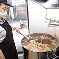 木吉的湯頭有15種蔬果、日本昆布、柴魚和豬、雞大骨加上獨家配方以慢火精熬六個小時以上，不加一滴人工調味料.JPG
