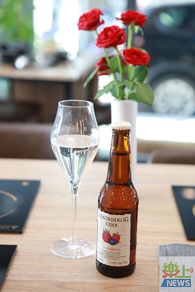 生日來店用餐老闆會在餐桌上準備鮮花送上瑞典雷柯德水果酒招待.JPG 生日來店用餐老闆會在餐桌上準備鮮花送上瑞典雷柯德水果酒招待.JPG