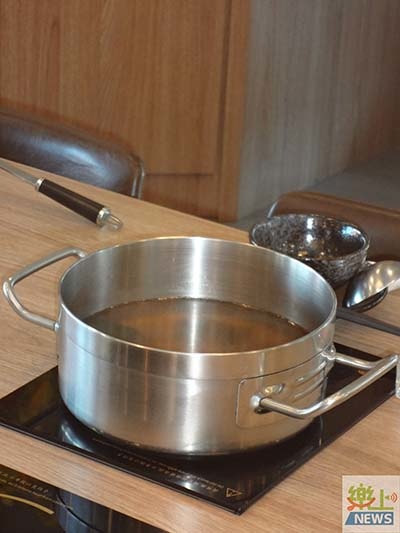 清淡的湯頭喝的到大骨與天然蔬果的鮮甜味.JPG 清淡的湯頭喝的到大骨與天然蔬果的鮮甜味.JPG