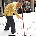 書法家洪啟嵩在台北車站大廳揮毫，寫下超大「龍」字。（記者郭安家／攝影）