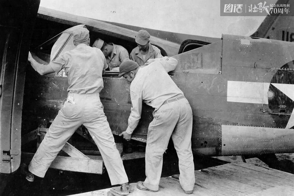 C-47運輸機內卸載P-40戰鬥機.jpg