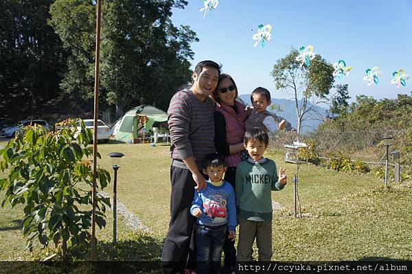 哈～多了個小朋友呢！開心的二露～