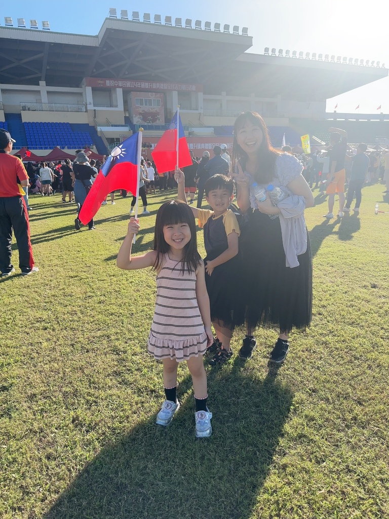 《雙十節初體驗！》滿滿儀式感的國慶早晨｜從升旗到健走，孩子的