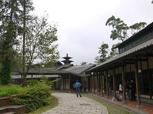 南投鹿谷鄉｜內湖國小 森林裡的原木校舍宛如六星級渡假村+麒麟