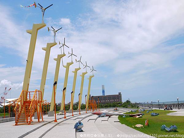 高雄 旗津區 黃色風車浪漫迎風旋轉 就連蝦兵蟹將也來參一腳 旗津風車公園 西莉亞玩樂人生 痞客邦