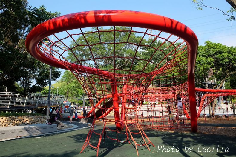 台中清水區｜鰲峰山運動公園 競合體驗遊戲場 星際蟲洞？極限飛