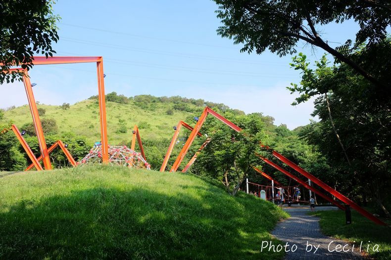 台中清水區｜鰲峰山運動公園 競合體驗遊戲場 星際蟲洞？極限飛