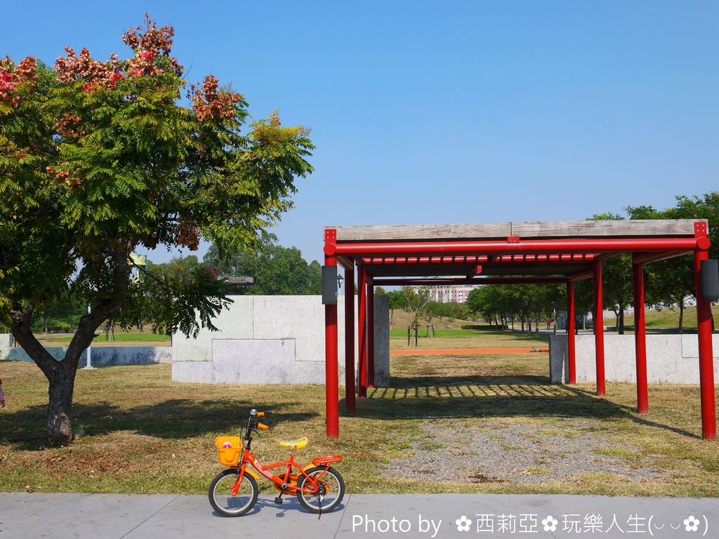 高雄。景點攻略篇｜玩轉高雄行程懶人包 搭乘高捷輕軌 騎乘單車