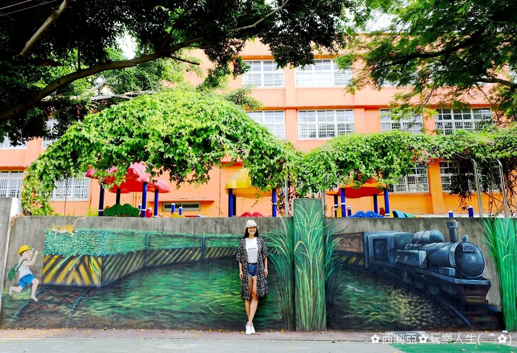 【台中。潭子區】彩繪新亮點!嗨~讓我們走一趟『潭子國小古早味彩繪巷』,立馬就可以走入時光隧道,探尋兒時記趣,回到小時候的童年回憶唷。 潭子國小,古早味彩繪巷,時光隧道,彩繪村,兒時回憶,黑松汽水,大同寶寶,彩繪牆,ig,網美,打卡,熱門,景點,拍照,攝影,復古